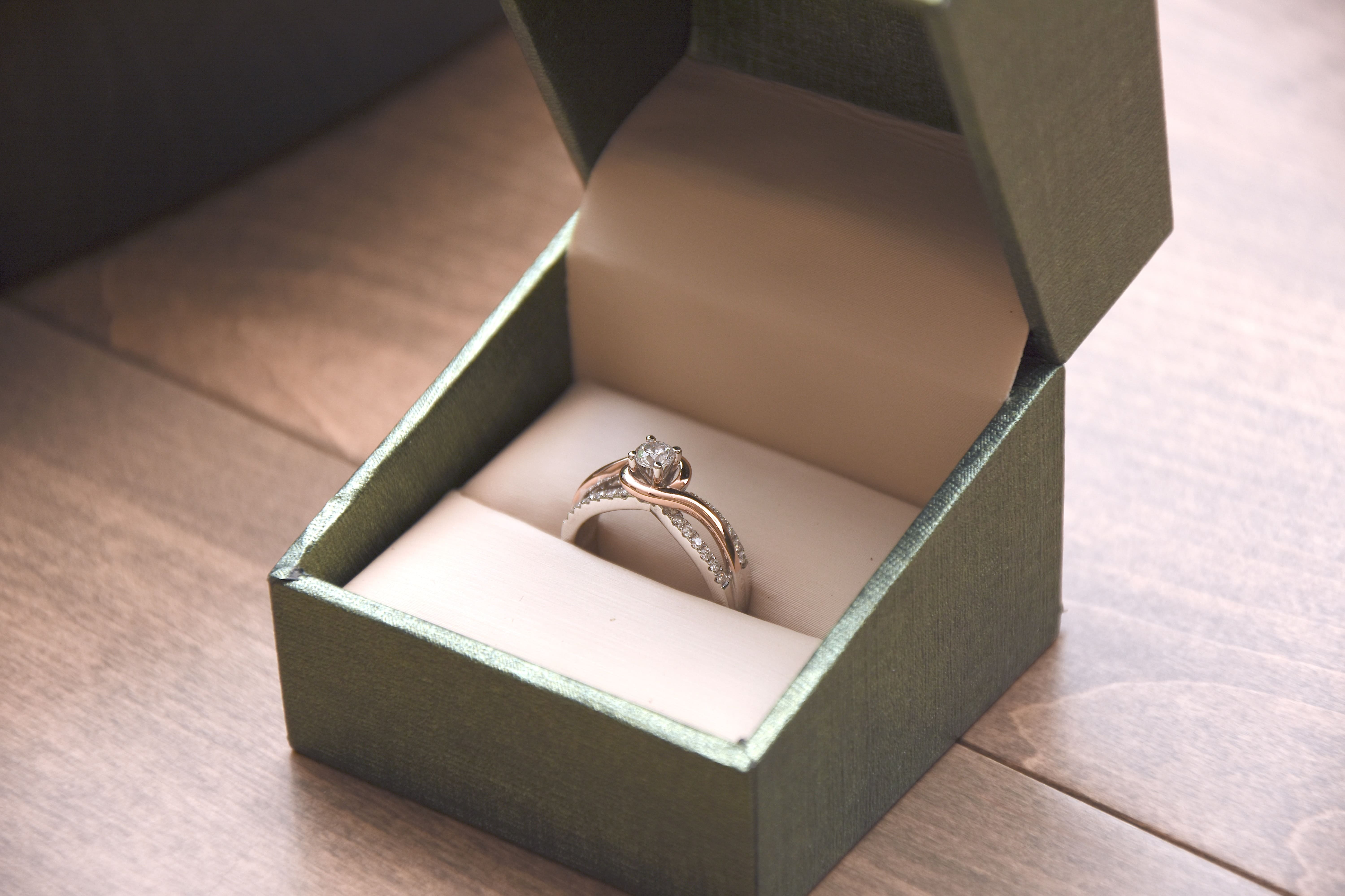 初めての指輪探しに役立つ！】婚約指輪＆結婚指輪の基礎知識と選び方 